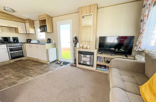 Hopton House | Lovely 8 berth caravan at Broadland Sands near Great Yarmouth ref 20161BS