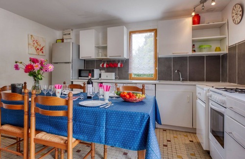 Jau-Dignac-et-Loirac House | Lovely apartment in villa for 5 guests with WIFI, TV and parking