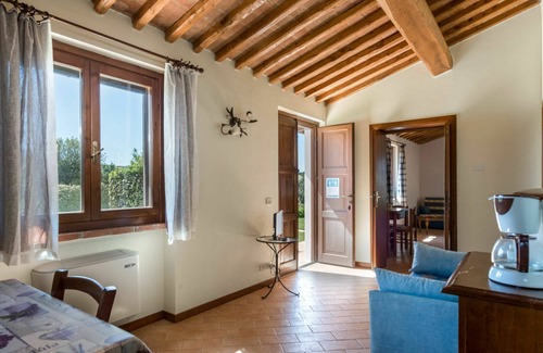 Scansano Villa | Lovely apartment in villa for 6 people with pool, WIFI, TV, patio, pets allowed and parking