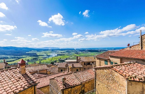 Casale Marittimo Apartment | Lovely apartment for 6 people with pool, WIFI, TV, patio, pets allowed and parking