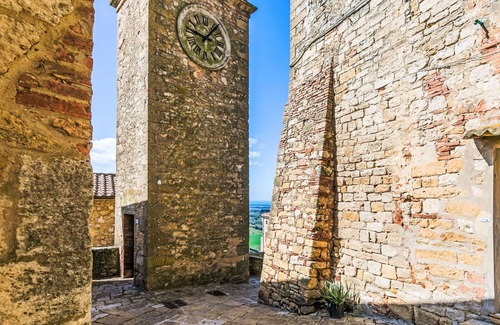 Casale Marittimo Apartment | Lovely apartment for 6 people with pool, WIFI, TV, patio, pets allowed and parking