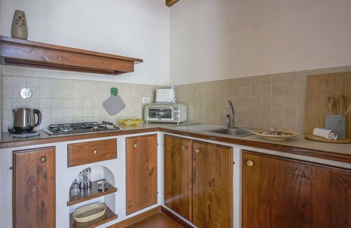 Sesto Fiorentino Villa | Lovely apartment in villa for 3 guests with WIFI, pool, TV, terrace, pets allowed and parking