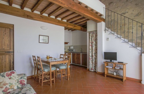 Sesto Fiorentino Villa | Lovely apartment in villa for 3 guests with WIFI, pool, TV, terrace, pets allowed and parking