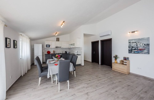 Kastel Gomilica Apartment | Lovely Apartment with Panoramic Sea Views & Swimming Pool