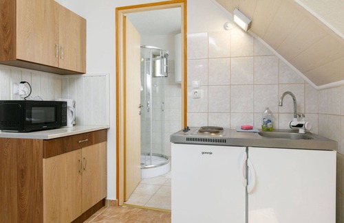 Velence Apartment | Lovely apartment for 4 people with WIFI, A/C, TV, terrace and parking