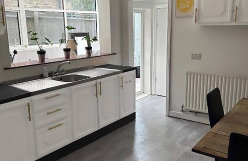 Thornton Apartment | Lovely Apartment Balham with free WiFi F4n