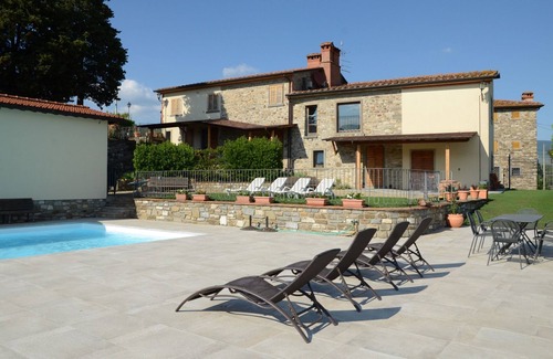 Capolona Apartment | Lovely apartment for 2 people with pool, WIFI, TV, pets allowed and parking, close to Arezzo