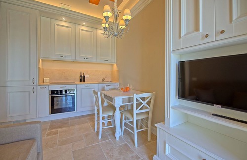 Cerreto Guidi Apartment | Lovely apartment for 3 people with pool, WIFI, A/C, TV, panoramic view and parking