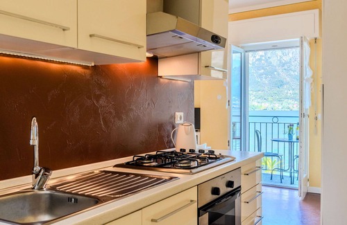 Claino Con Osteno Apartment | Lovely apartment for 4 guests with WIFI, TV, balcony and parking