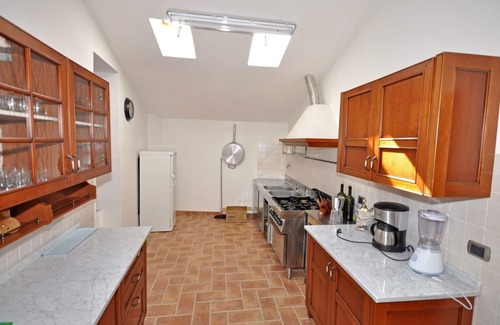 Volterra Apartment | Lovely apartment for 4 guests with WIFI, pool, TV, pets allowed and parking, close to San Gimign.
