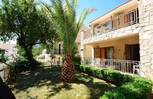 Stankovici Apartment | Lovely apartment for 4 people with A/C, pool, WIFI, TV, terrace and pets allowed