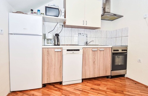 Slunj Apartment | Lovely apartment for 6 people with WIFI, A/C, TV, terrace and parking