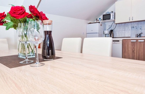 Slunj Apartment | Lovely apartment for 6 people with WIFI, A/C, TV, terrace and parking