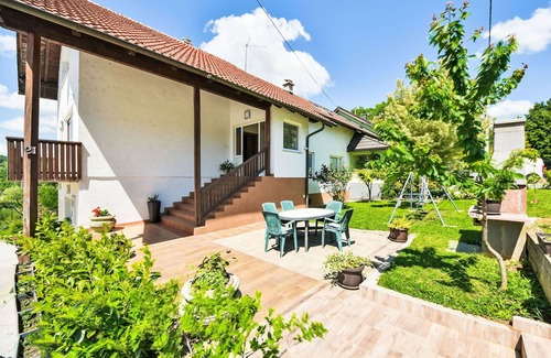 Slunj Apartment | Lovely apartment for 6 people with WIFI, A/C, TV, terrace and parking