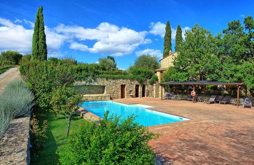 Montalcino Apartment | Lovely apartment for 7 guests with pool, A/C, TV, pets allowed, panoramic view and parking