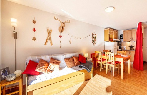 Les Bottieres Apartment | Lovely apartment for 6 guests with pool, internet, TV, balcony, pets allowed and parking