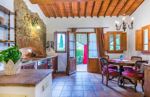 Moncioni Villa | Lovely apartment in villa with WIFI, pool, TV, patio, pets allowed, panoramic view and parking