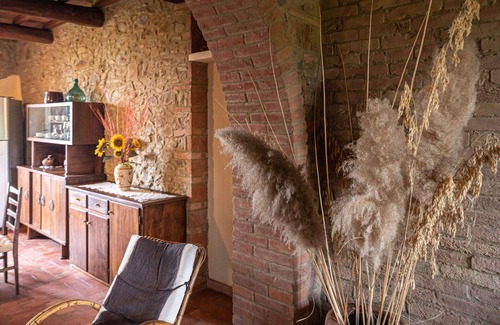 Sasso dʼOmbrone Villa | Lovely apartment in villa with A/C, pool, WIFI, TV, patio, pets allowed, panoramic view and park.