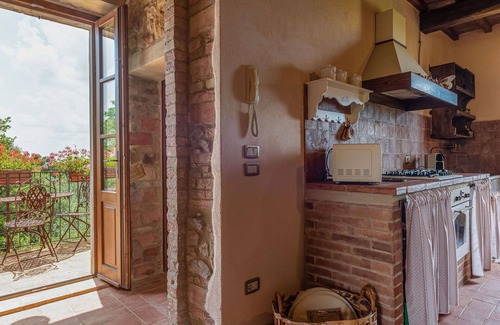 Sasso dʼOmbrone Villa | Lovely apartment in villa with A/C, pool, WIFI, TV, patio, pets allowed, panoramic view and park.