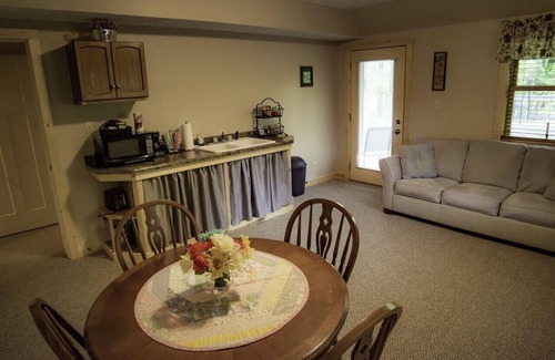 Helmsburg Bed & Breakfast | Lovely Apartment in the Woods with Hot Tub