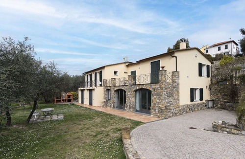 Costa dʼOneglia Villa | Lovely apartment in villa for 4 people with A/C, WIFI, patio and pets allowed