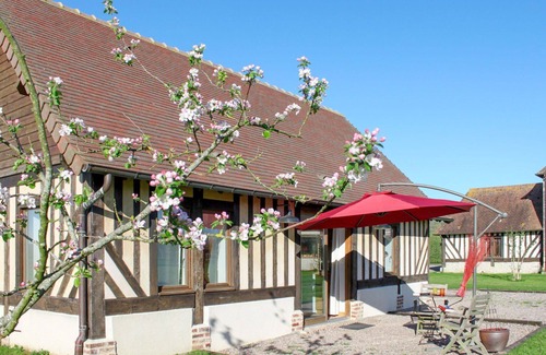 Victot - Pontfol House | Lovely apartment in villa for 6 guests with pool, WIFI, TV, patio and pets allowed