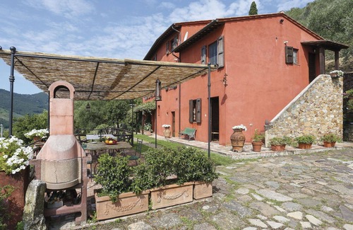 Cascine-La Croce Villa | Lovely apartment in villa for 6 people with WIFI, pool, TV, patio, pets allowed and parking