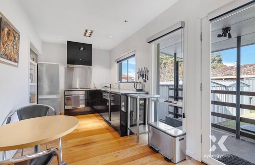 Yarraville Apartment | Lovely apartment with huge sunny garden in the heart of Yarraville Village.