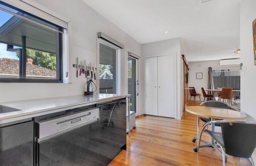 Yarraville Apartment | Lovely apartment with huge sunny garden in the heart of Yarraville Village.