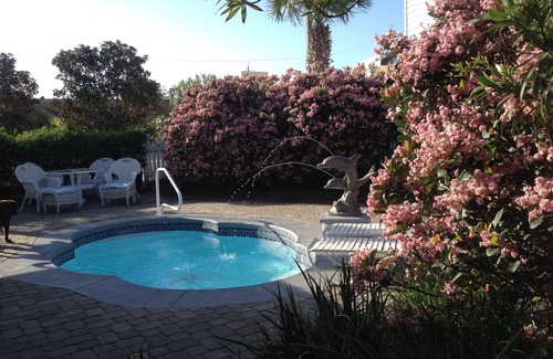 Silver Sands Beach Cottage | Lovely Beach Cottage w/Private Fountain Pool