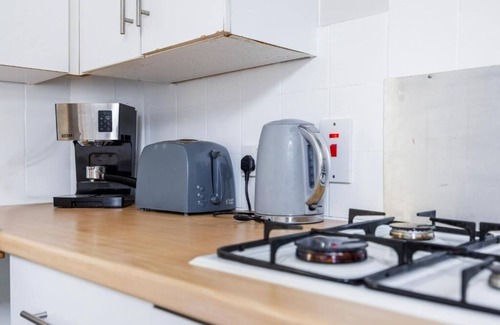 Southend-on-Sea Apartment | Lovely & Bright 2BR City Centre Nr High St by Everhome Ltd