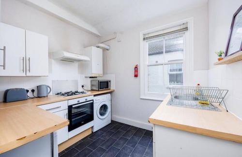 Southend-on-Sea Apartment | Lovely & Bright 2BR City Centre Nr High St by Everhome Ltd