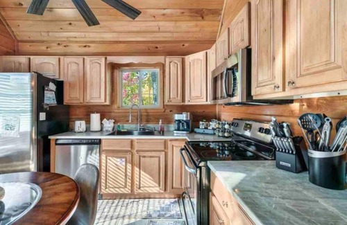 Chalet Village Cabin | Lovely Cabin near GSMNP & Attractions -Hot Tub!