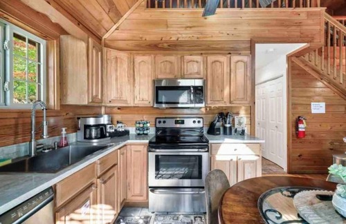 Chalet Village Cabin | Lovely Cabin near GSMNP & Attractions -Hot Tub!