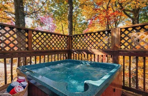 Chalet Village Cabin | Lovely Cabin near GSMNP & Attractions -Hot Tub!