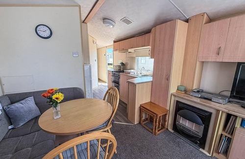 Clacton-on-Sea House | Lovely caravan at Valley Farm Holiday Park, sleeps 8 ref 46127V