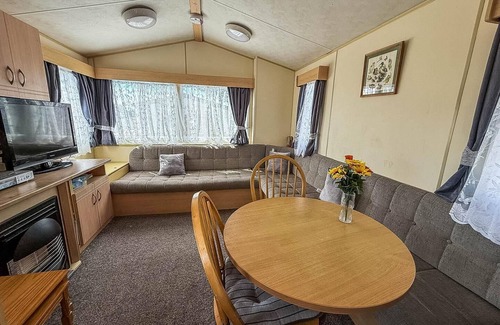 Clacton-on-Sea House | Lovely caravan at Valley Farm Holiday Park, sleeps 8 ref 46127V