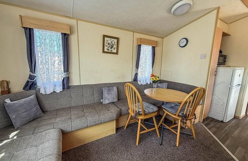 Clacton-on-Sea House | Lovely caravan at Valley Farm Holiday Park, sleeps 8 ref 46127V