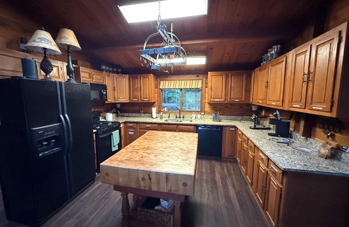 Enumclaw Cabin | Lovely cedar log cabin in Greenwater minutes to Mount Rainier