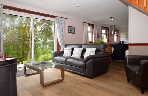 Kilmun Apartment | Lovely cottage with loch views, near Dunoon, sleeps 6