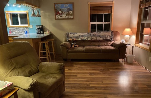 Homer Cottage | Lovely Cottage with Lakeside Patio & Dock
