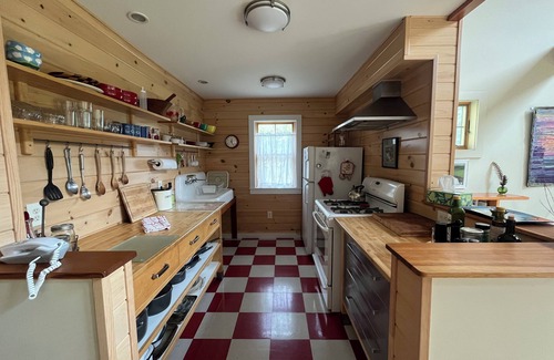 Tunbridge House | Lovely country home on 62 acres with stream