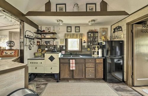 St. Charles Apartment | Lovely Couples Escape on Mississippi River!