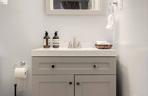 Squirrel Hill South House | Lovely, cozy Murray guest suite in Squirrel Hill