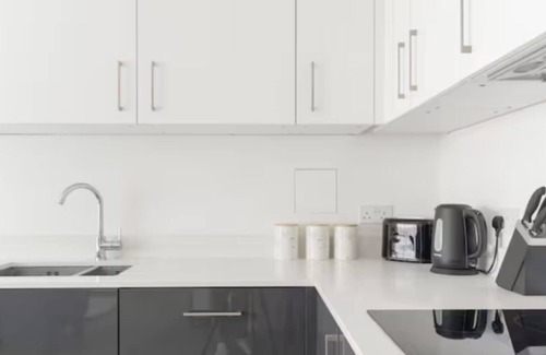 Leyton Apartment | Lovely En-suite Flat With Balcony and Parking