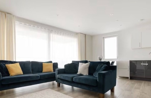 Leyton Apartment | Lovely En-suite Flat With Balcony and Parking