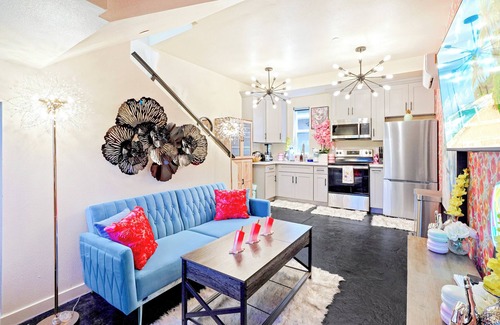North Hills East House | Lovely Family Haven Near Universal Studios: Patio - Balcony - Free Parking