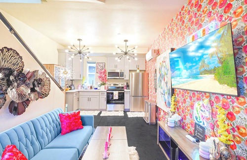 North Hills East House | Lovely Family Haven Near Universal Studios: Patio - Balcony - Free Parking