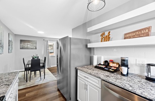 Middletown House | Lovely Family sized 3 bedroom Colonial home, close to restaurant.