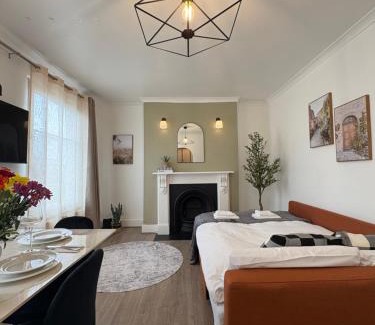 Highbury West Apartment | Lovely Flat by Emirates - 5 mins to Kings Cross St Pancras